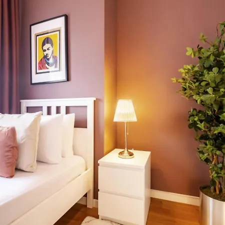 Flat Near Popular Attractions In Suadiye *
